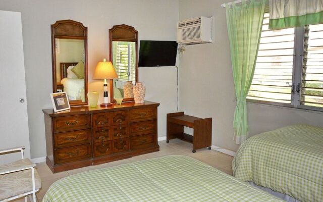 Idyllic Condo With Brief Walk to Beach and Restaurants