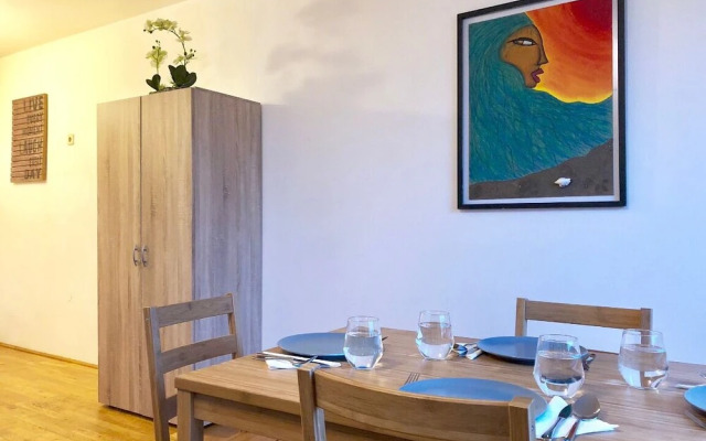 Flair of the City 2 minutes to metro