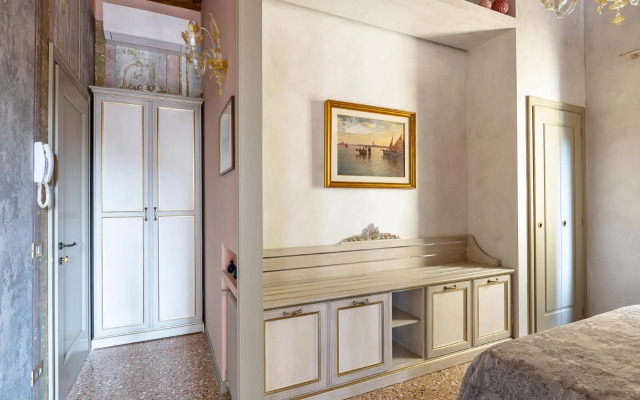 Ca' Cappello Venice Apartment 1 with Canal View
