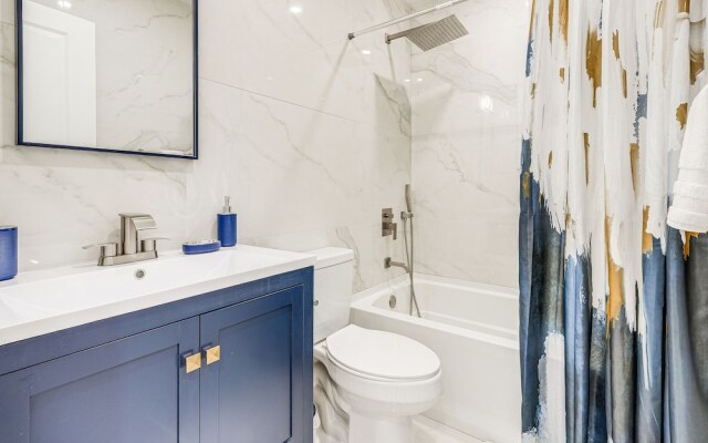 Chic Coolbaugh Township Getaway w/ Hot Tub!