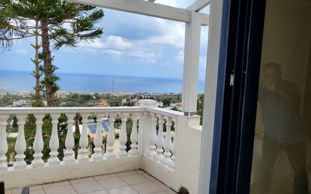 "room in Studio - Entire Private Suite Sea Full View With Balcony, Shared Pool and Air Conditionin"
