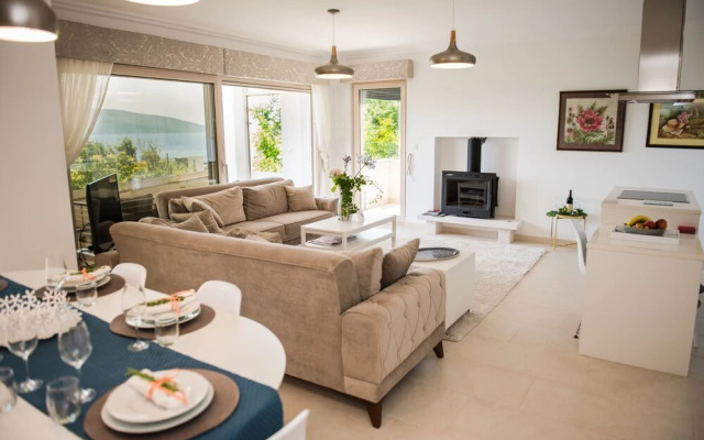3 Bedroom 3 Bathroom Pool ,ivy House Montenegro