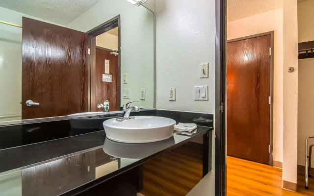 Motel 6 Dallas, TX - North - Richardson