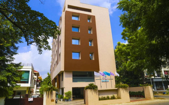OYO Premium Vastrapur Lake