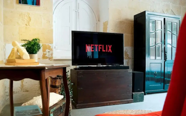 A pet Friendly Farmhouse With a Rooftop Pool