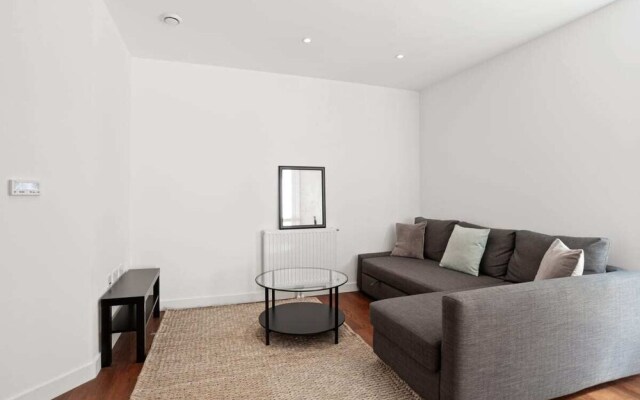 Stunning 1-bed apt W/roof Terrace in Canning Town