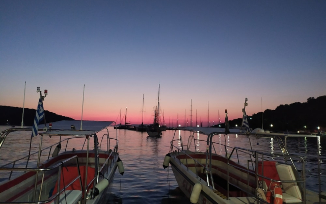 Sybota Seaside Retreat - Chique Marina Loft