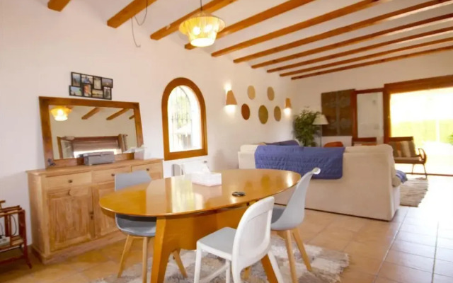 Fanila in J vea With 4 Bedrooms and 3 Bathrooms