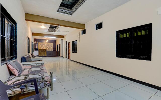 SPOT ON 77081 Hotel Rj