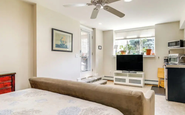 Pet-friendly Garden Studio ~ 25 Mi to Boston!