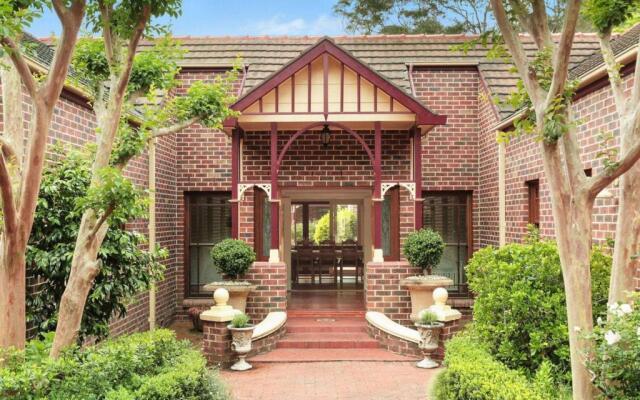 THE ELMS Berry Berry and Surrounds 4pm check out Sundays