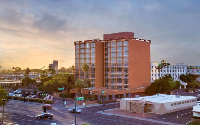 Holiday Inn Express and Suites Phoenix Midtown