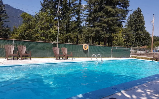 Holiday Motel & RV Resort