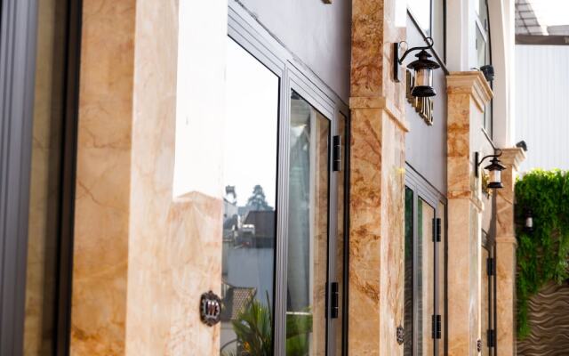 La Fleur Premium Central Apartment