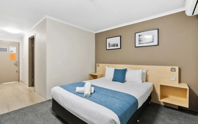 Morayfield Tavern & Motel