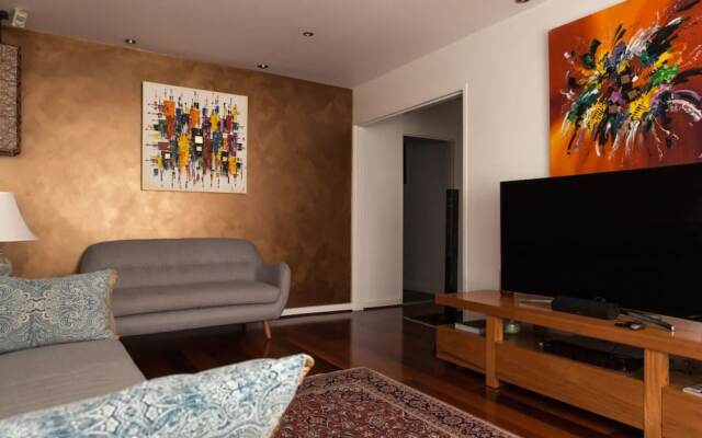Bright And Spacious 2 Bedroom Apartment In Windsor