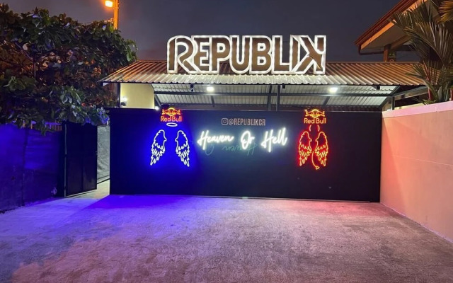 Hotel Blue Marlin - Nightclub & Sports Bar on Site