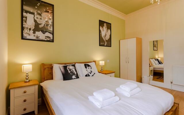 1 Bedroom Apartment Overlooking Park