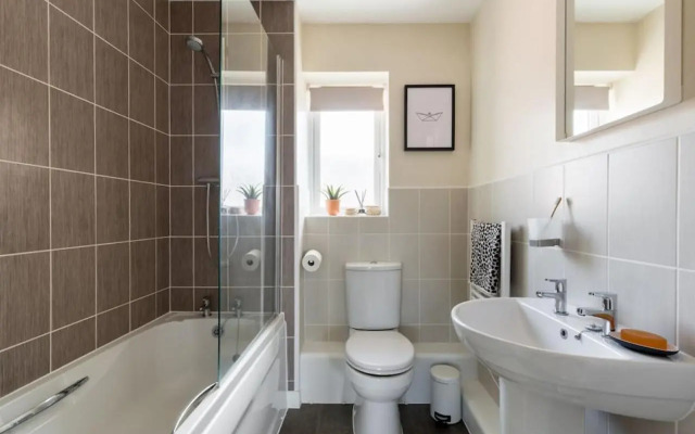 Stylish 2 Bed Flat Near Station, Parking, Sleeps 6