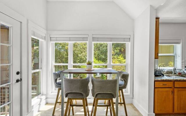 Style & Serenity - Steps Away From South Congress
