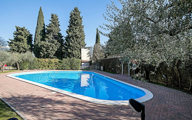 Borgo Degli Ulivi shared pool- 200m lake