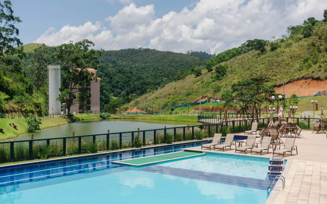 Apto. moderno em condomínio com piscina CME0107