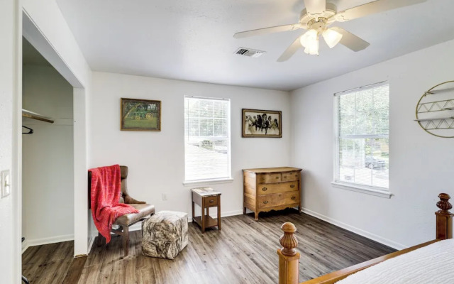 Wine Tours & Antiquing: Townhome Near Dtwn Brenham