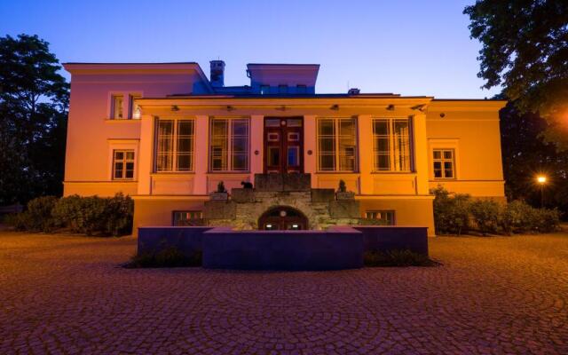 Saka Manor