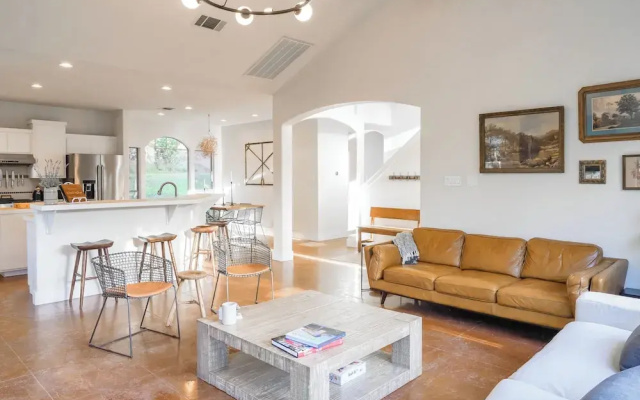 Shaded Getaway w/ BBQ & Fire Pit in Austin!