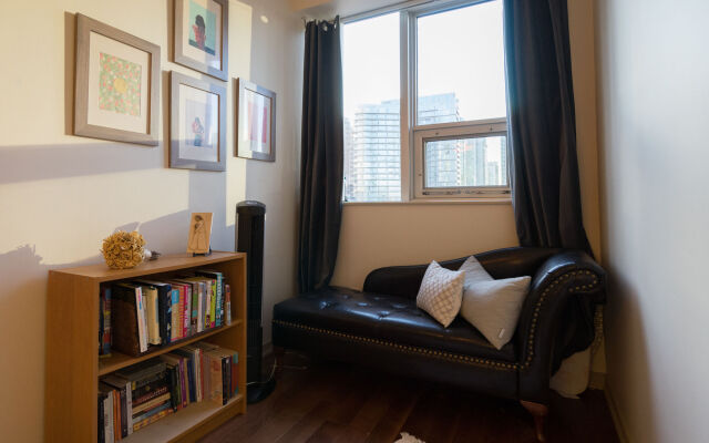 Applewood Suites - 2 BDRM King West