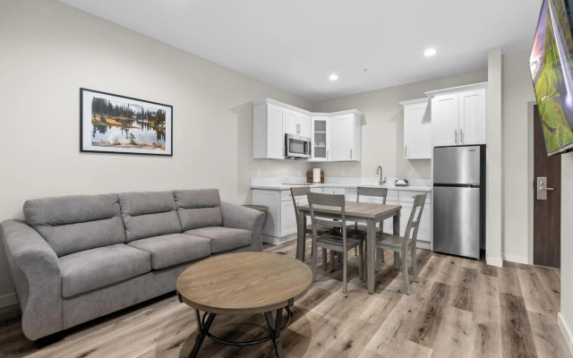 Cedar Street Hotel and Suites