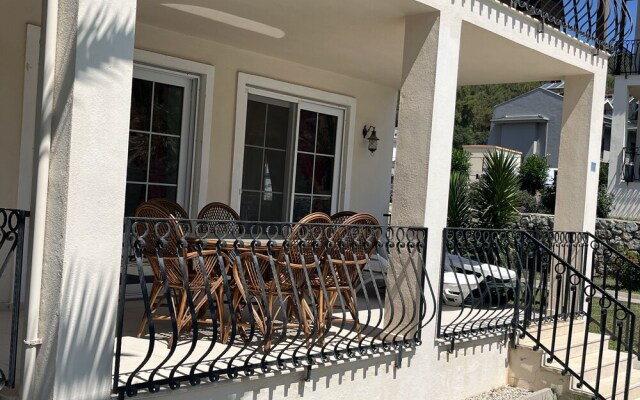 Stunning Spacious Poolside 2-bed Apt in Ovaçik