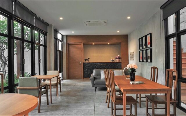 Cherlock Hotel