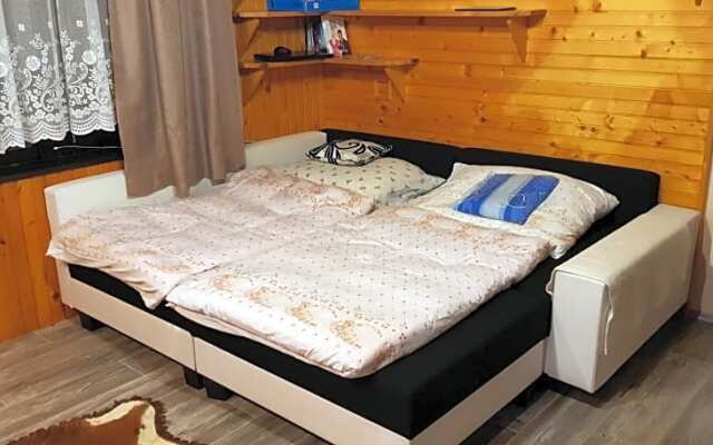 Krpáčovo, Nízke Tatry - chata na kraji lesa