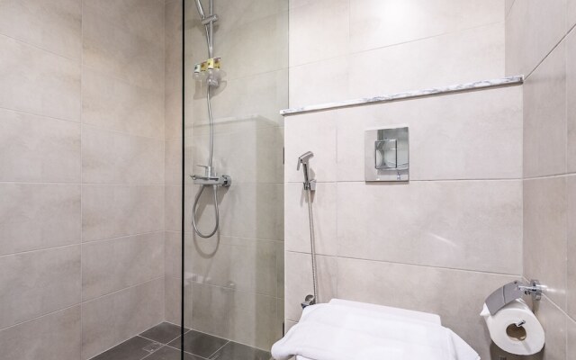 Modern and Cozy Condo With City Views