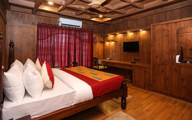 OYO EKTA Houseboat
