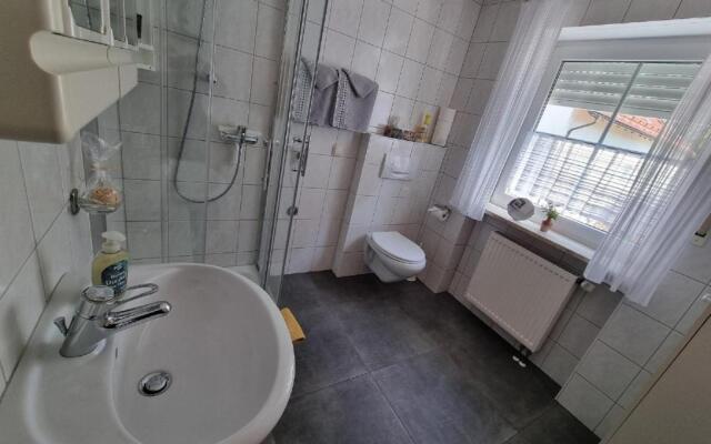 Cafe Altmühl, Ferienwohnungen Gästehaus Krimhilde direkt am Wasser