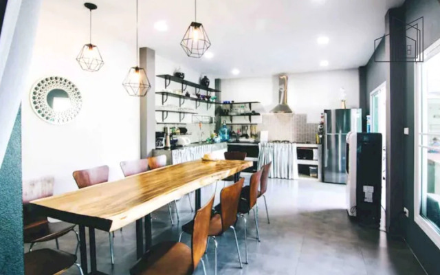 Villa Rajapruek Entire 3 villas 7 bedrooms near airport