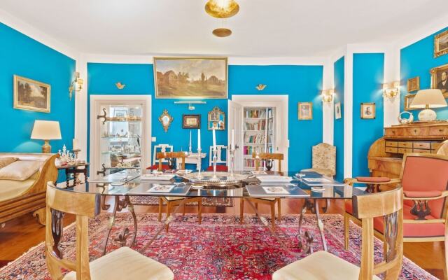 Lavish Castle in Riedenburg with Garden near Lake