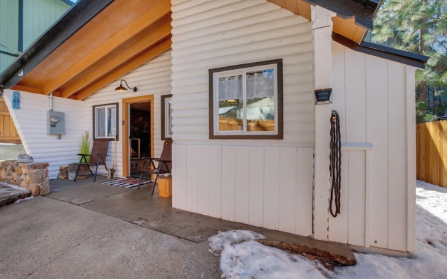 Walk to Beach: Dog-friendly Cabin in Glenbrook!