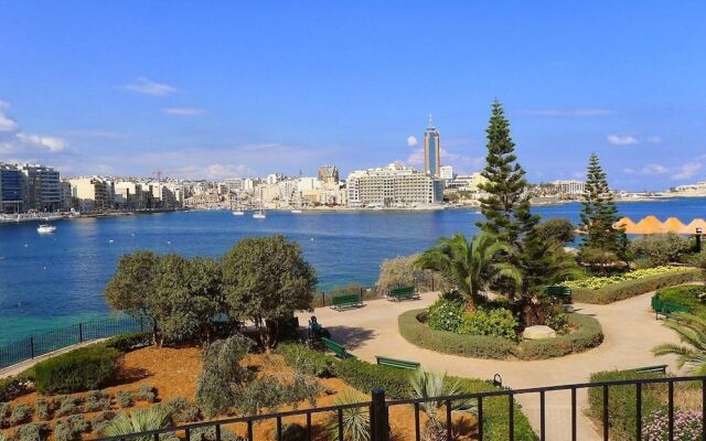 Seaview 3BR Apart inc Pool, Fort Cambridge Sliema