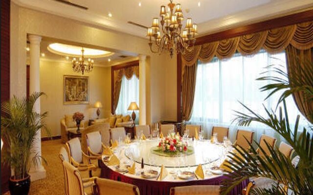 Yun-Ray Ambassador Hotel