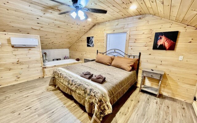 Double L Ranch 1 Bedroom Farmhouse by RedAwning