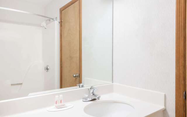 Howard Johnson by Wyndham Lenox