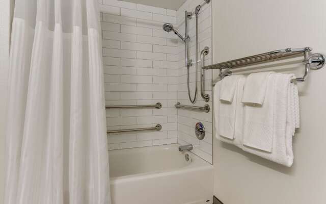 DoubleTree by Hilton St. Louis Forest Park