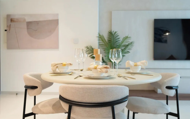 KeyRock - Palm View Apt with Pool