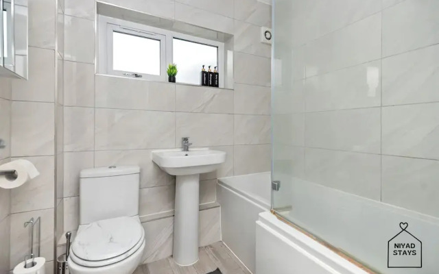 Hale Lodge, Beautiful 3 BR Home With Free Parking