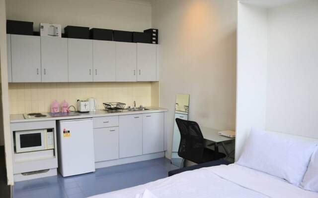 Cosy Newtown Studio Apartment With Swimming Pool