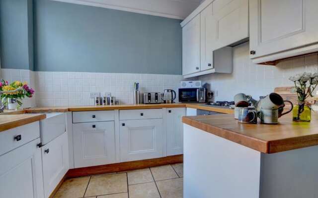 Delightful Holiday Home in Appledore With Garden