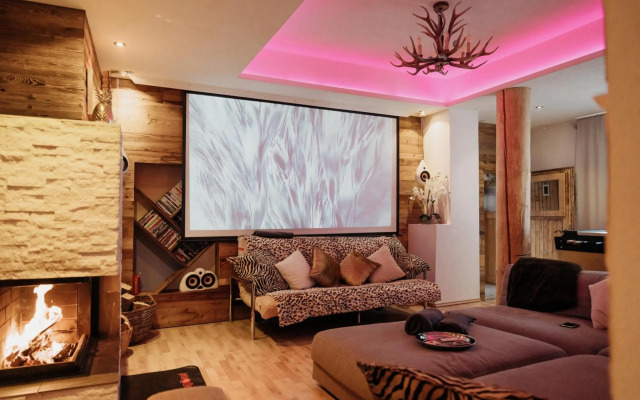 DMG - 'Large, Luxurious Ground Floor' Apartment